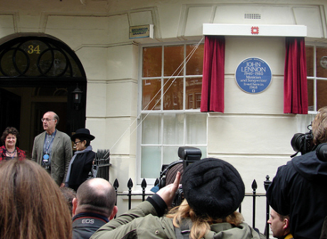 Yoko Ono unveiling Jonn Lennonn plaque 23 Otcober 2010 in London
